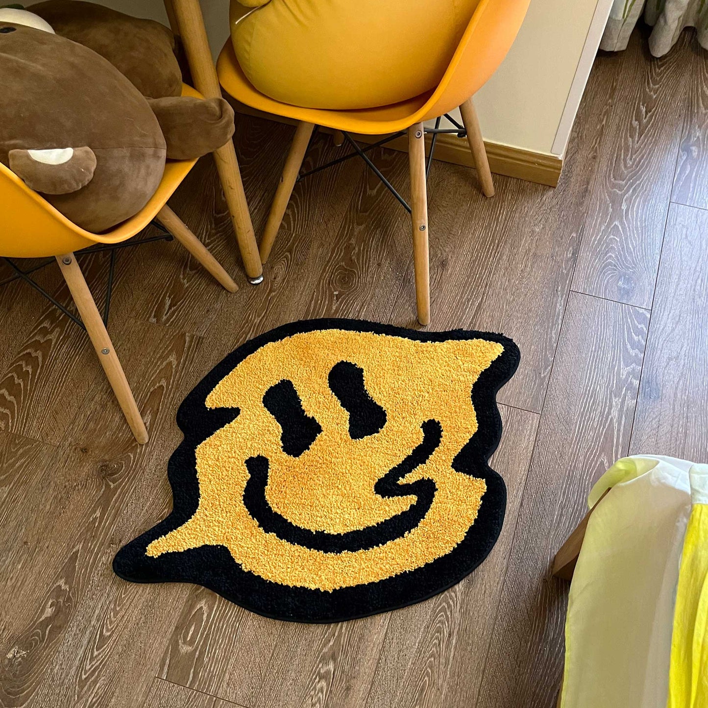 Tufted Rug Melted Smiley Face Rug Front in Bedroom